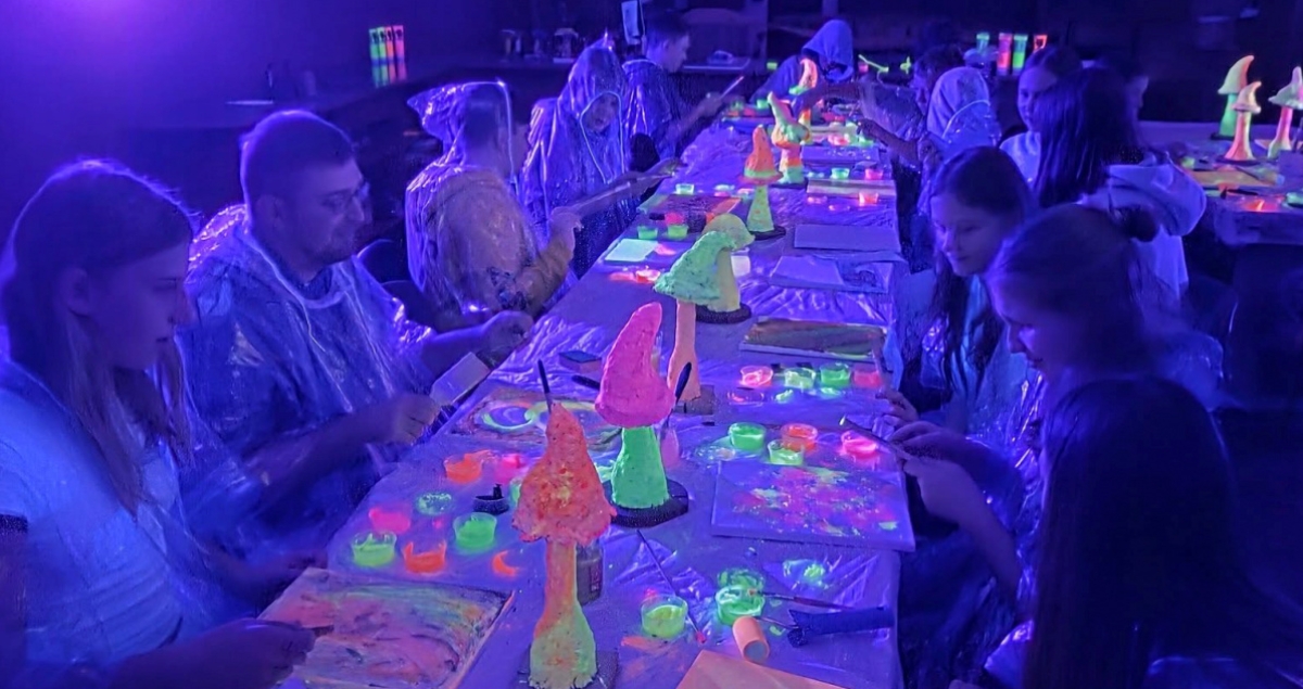 Spójrz inaczej - Warsztaty malowania fluorescencyjnymi farbami UV (foto)
